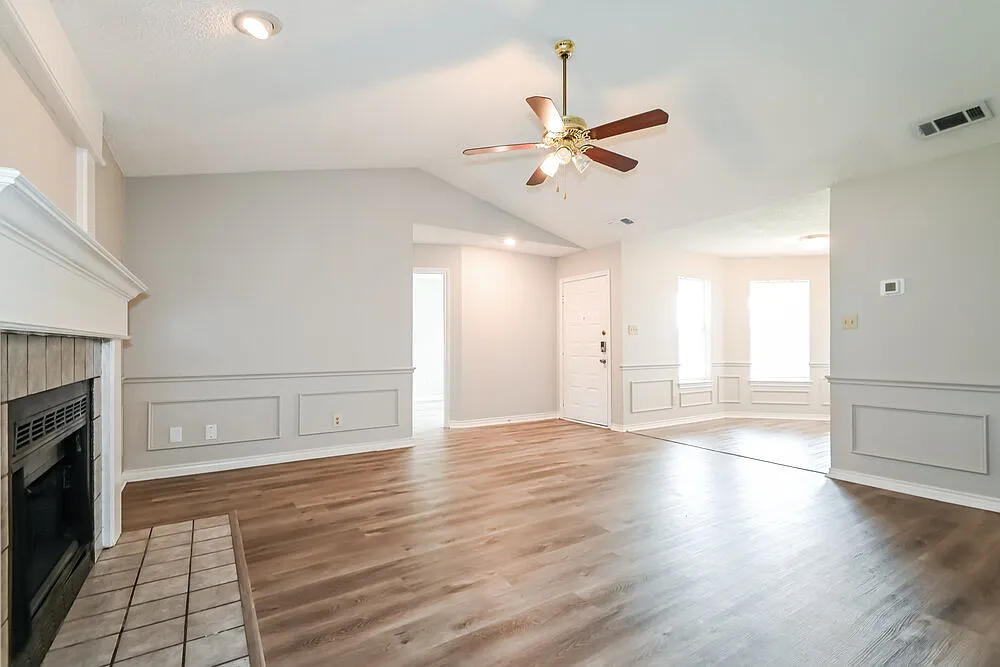 3 bed, 2.0 bath, 1251 sqft, $2,020 — Photo 3