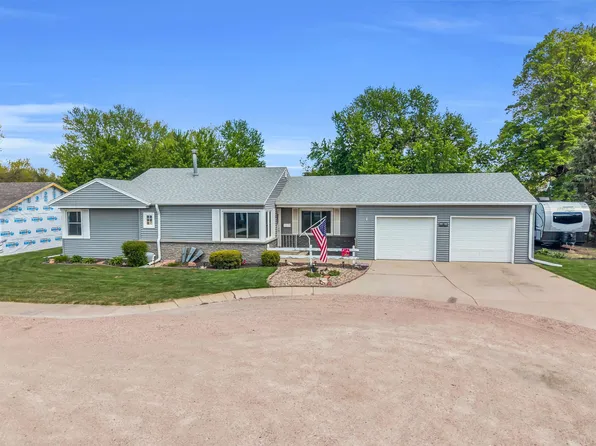 2 Perry Dr, Holdrege, NE 68949