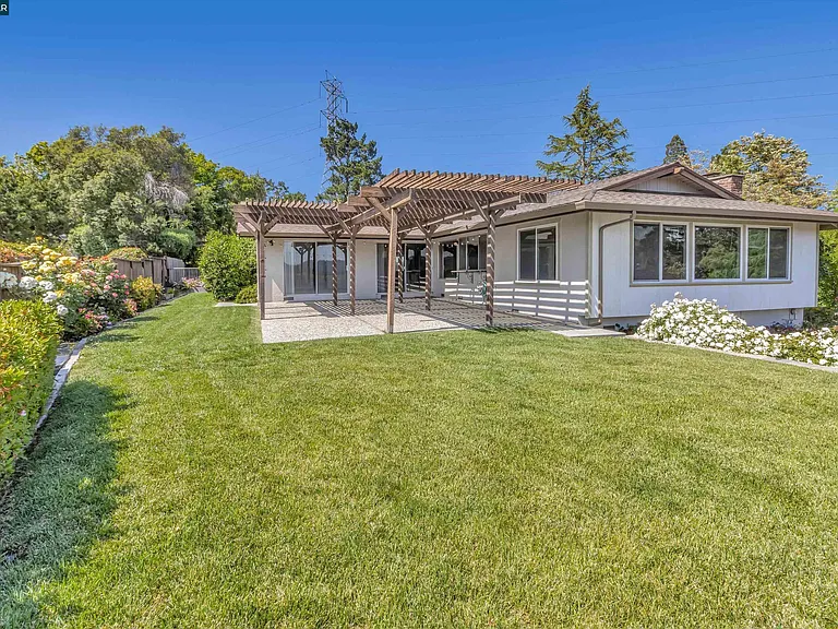 770 Crossbrook Dr — Photo 1