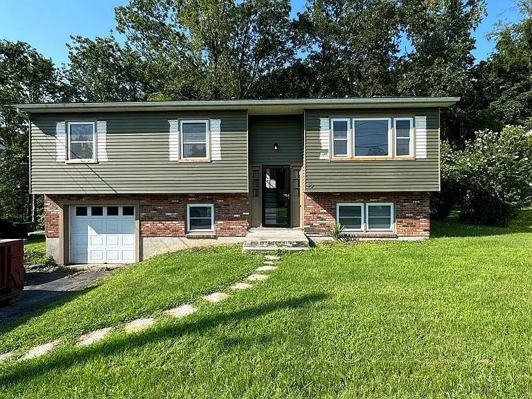 35 Maple Dr — Photo 1