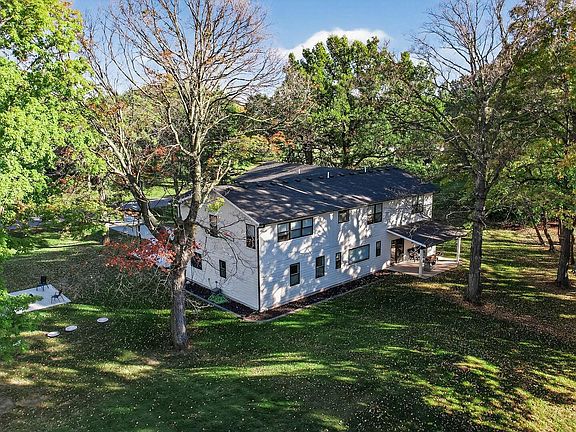 3rd image of 20026 Twin Oaks Cir