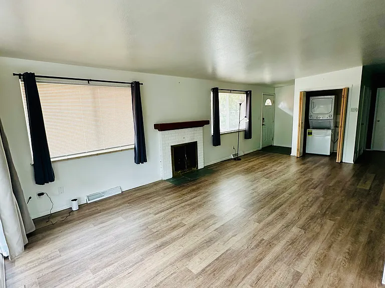 Laurel St — Photo 2