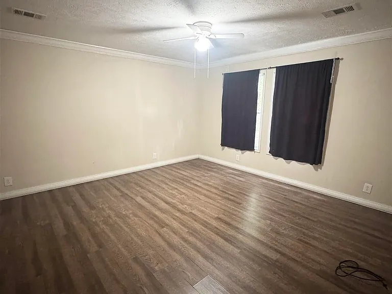 1002 Mills Ave — Photo 11