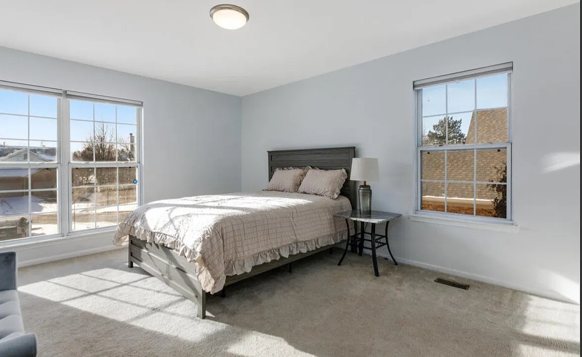 3 bed, 2340 sqft, $3,450 — Photo 4