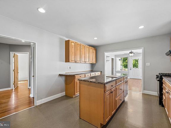 5th image of 3709 Arlington Ave