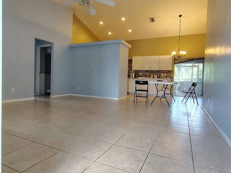1817 SW Citadel Ave — Photo 4