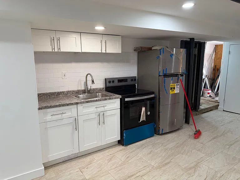 1307 Clay Ave — Photo 1