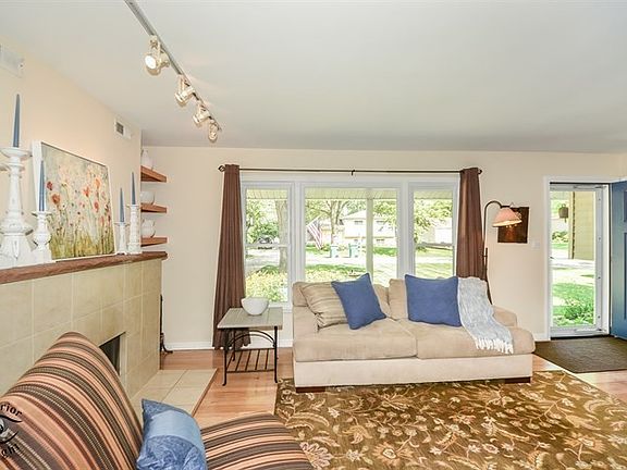 5th image of 22W501 Burr Oak Dr