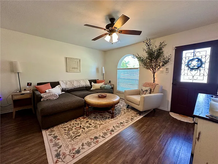 1213 Montreal Dr — Photo 4