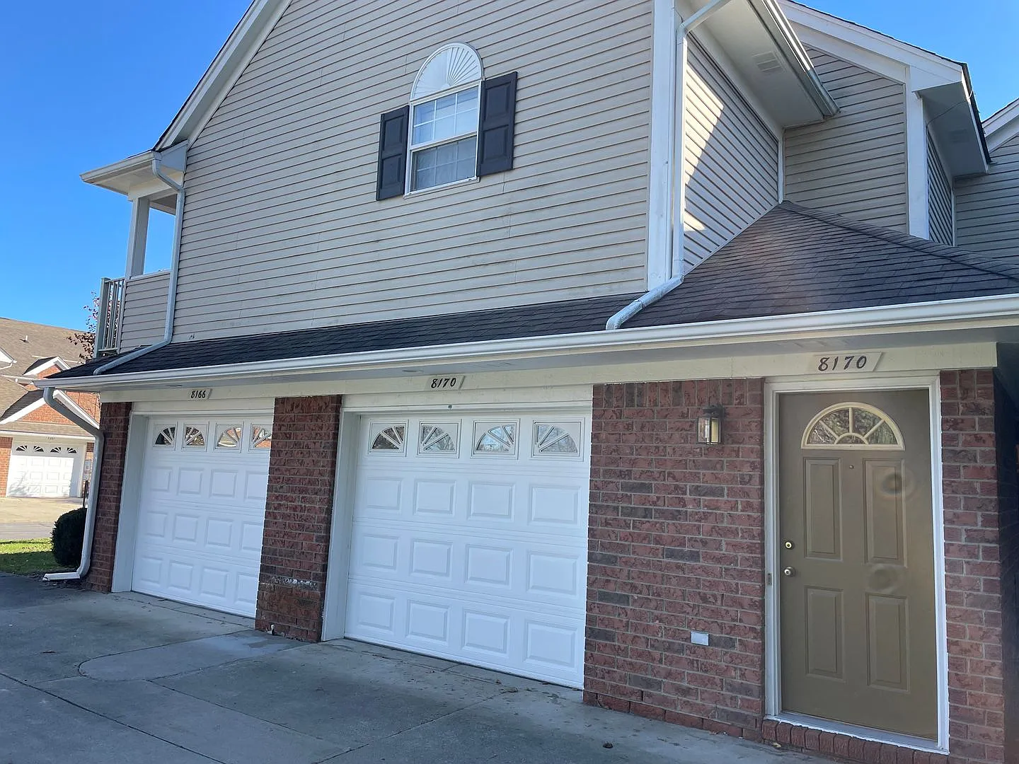 Shelby Township 2 Bedroom, 2 Bath Condo-Style Apartment, ATT. Garage & Pool — Photo 2