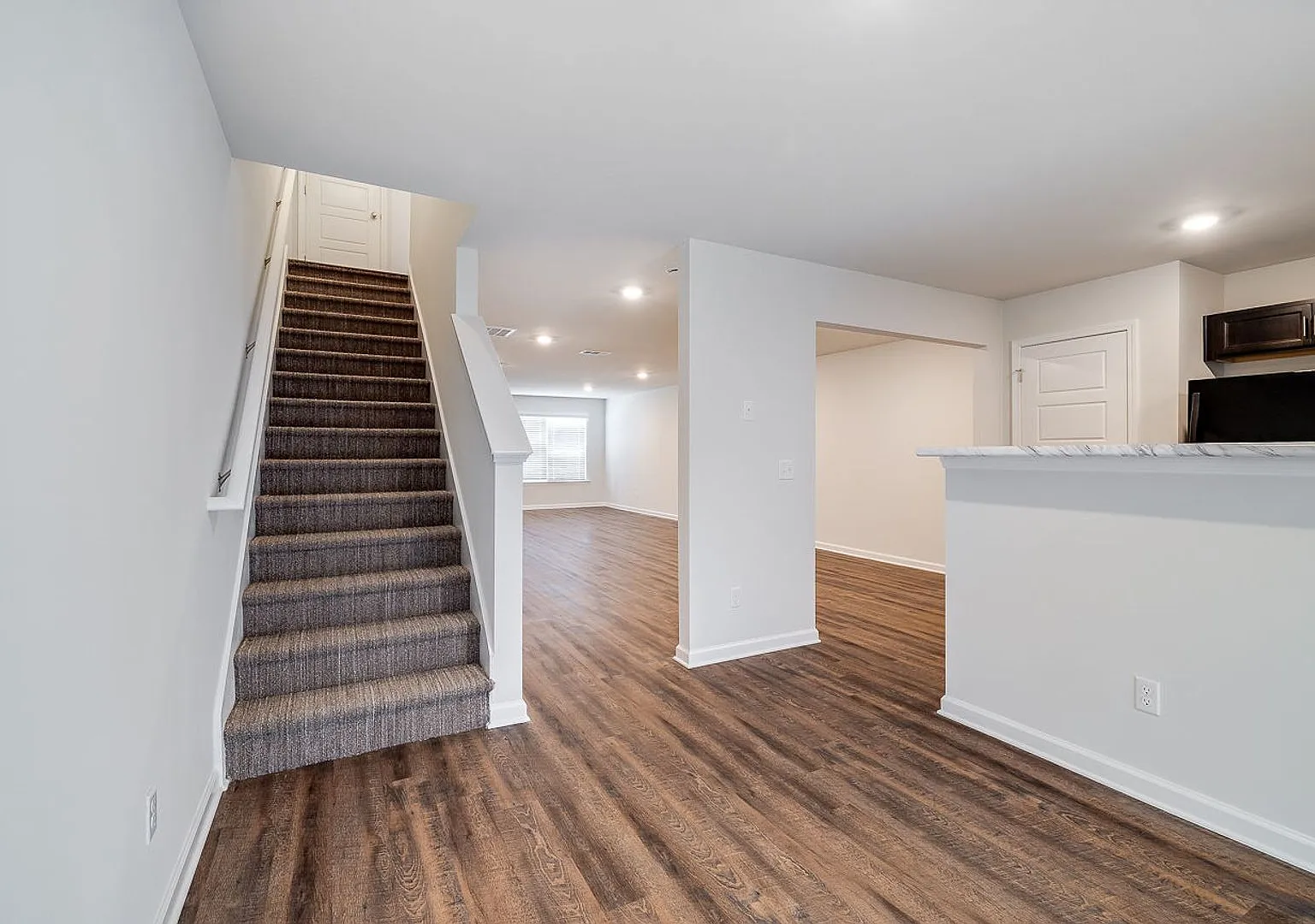Lovely 3 bedroom and 2 1/2 bath townhome — Photo 2