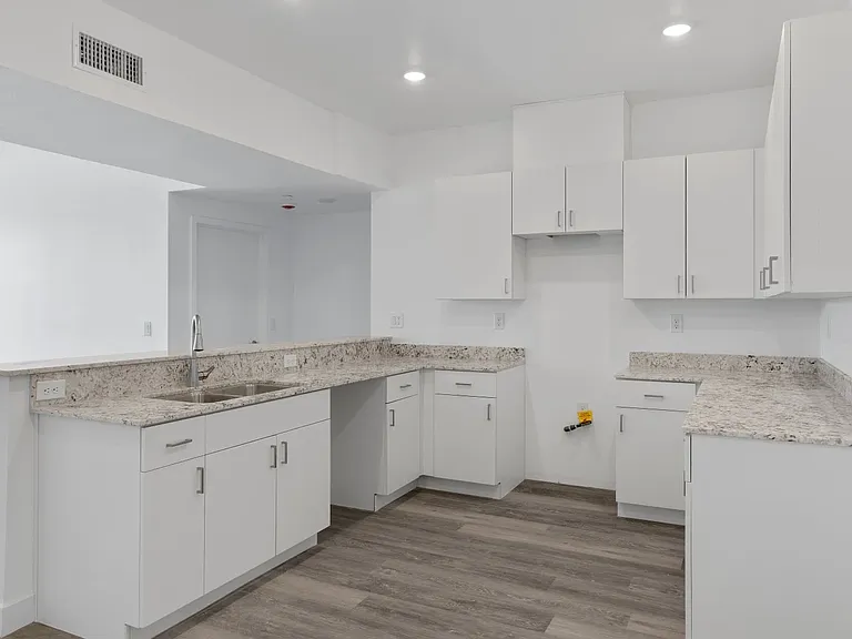 4846 S Jones Blvd — Photo 7
