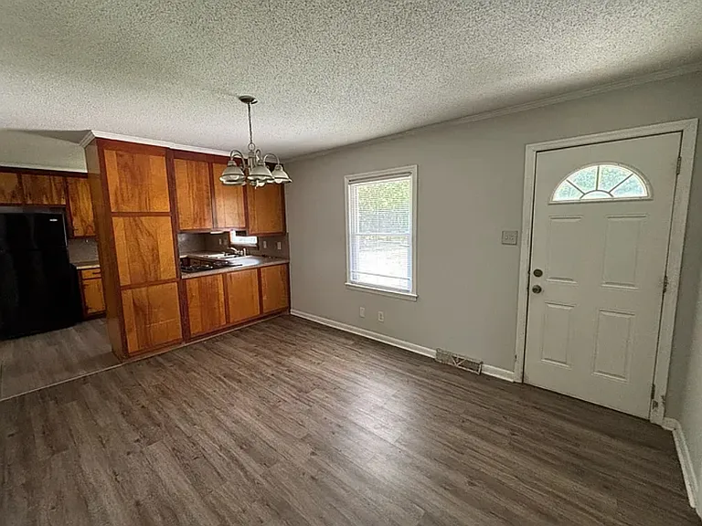 106 Oakmont Ave — Photo 2