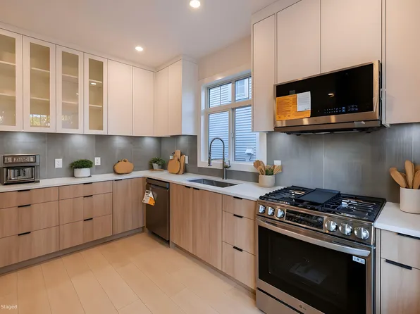 19551 66th Ave #5, Surrey, BC V4N 0Z5