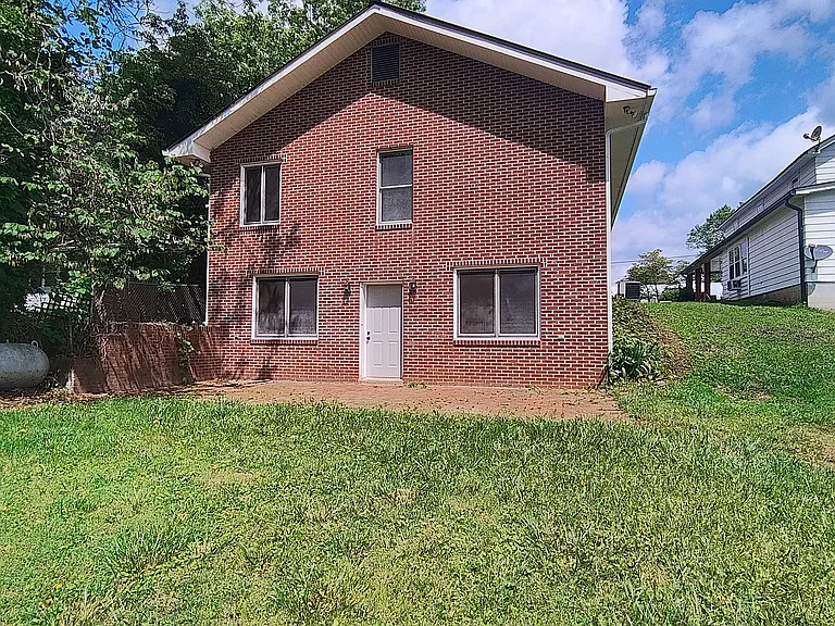 352 Main St — Photo 3