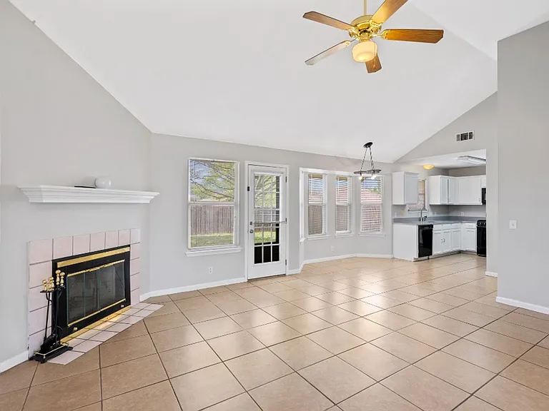 604 Maplecreek Dr — Photo 8