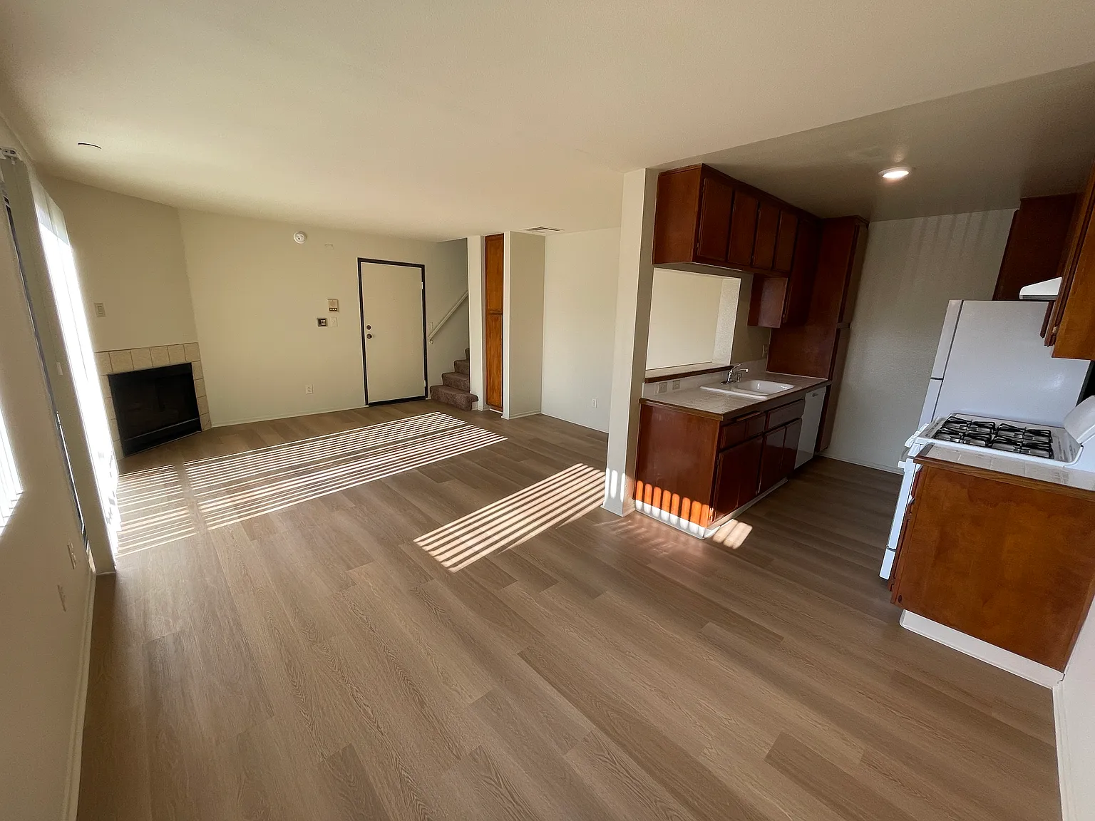 2 bed, 1000 sqft, $2,995 — Photo 3