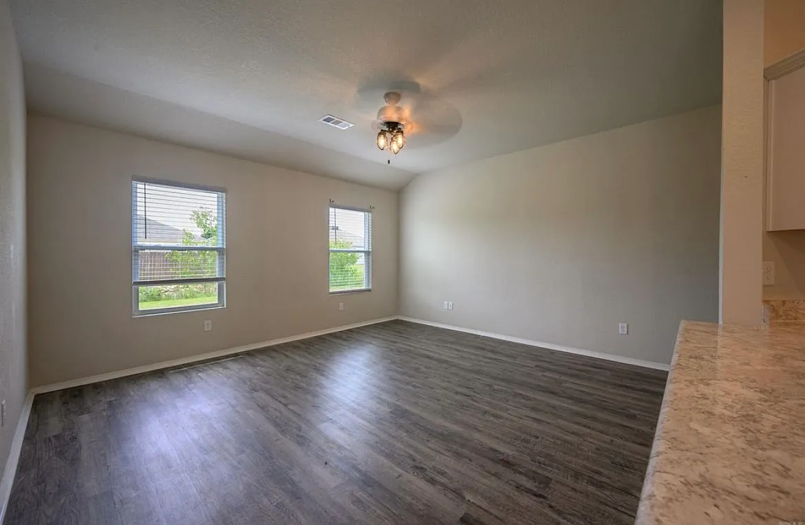 3 bed, 1364 sqft, $1,550 — Photo 4