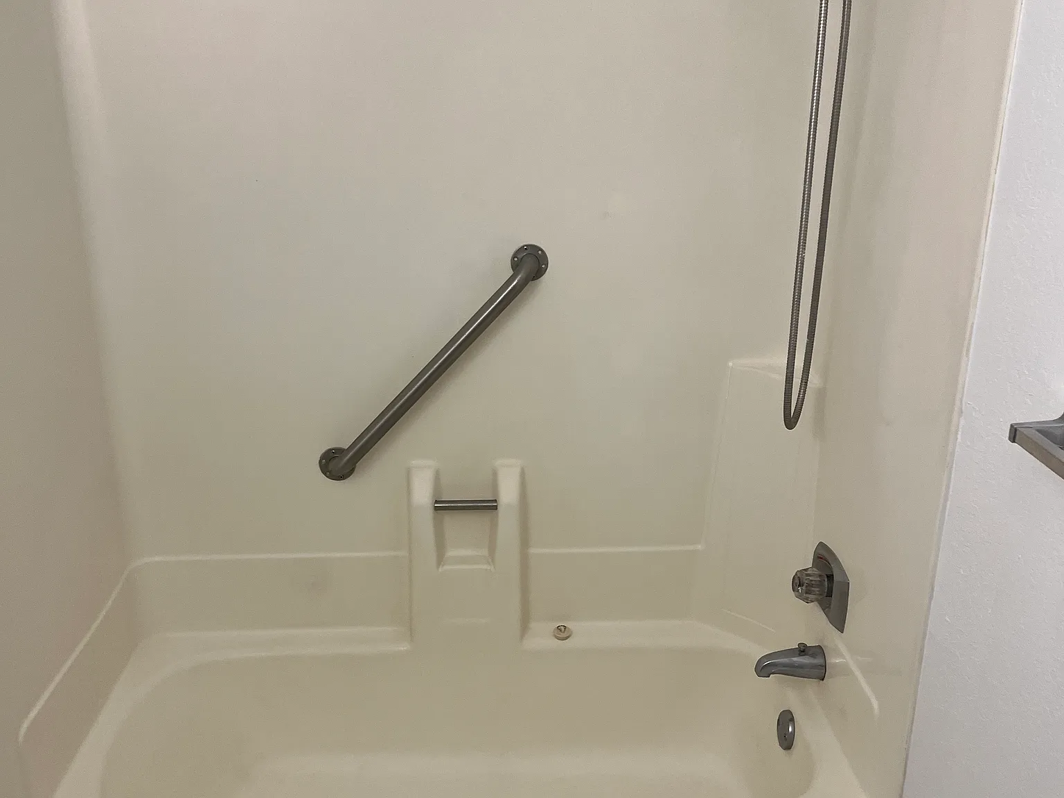 900 Lakeshore Dr — Photo 2