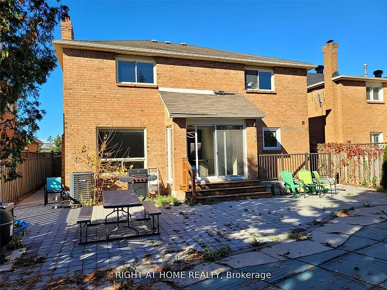 1080 Glenashton Dr #UPPER — Photo 34