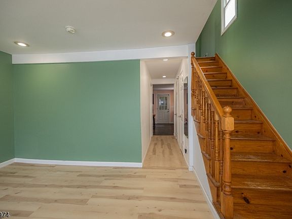 5th image of 907 Bond St