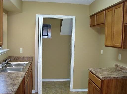 3rd image of 2425 Oxford Pl APT 174