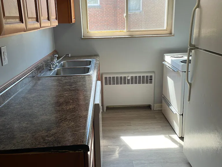 1119 Amsterdam Rd #4 — Photo 5