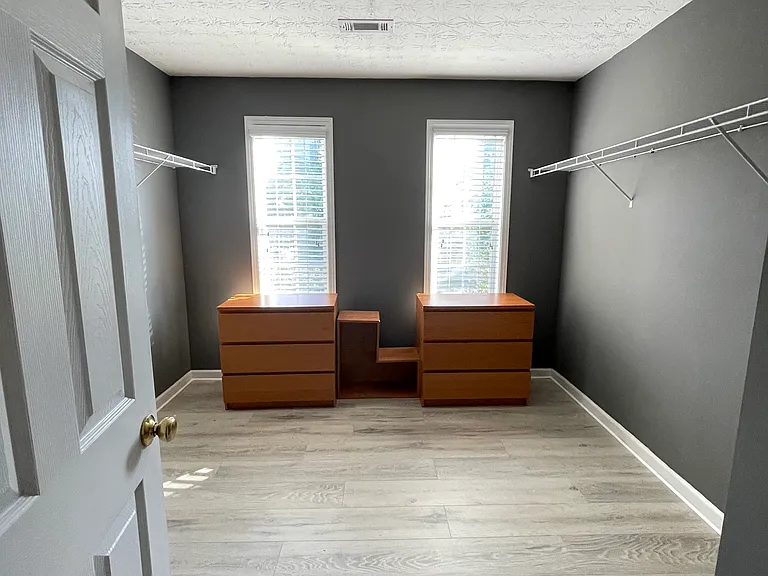 Master room walk-in closet