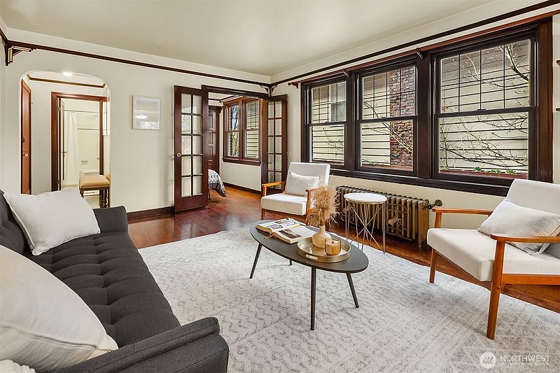 5th image of 411 Boylston Avenue E #202