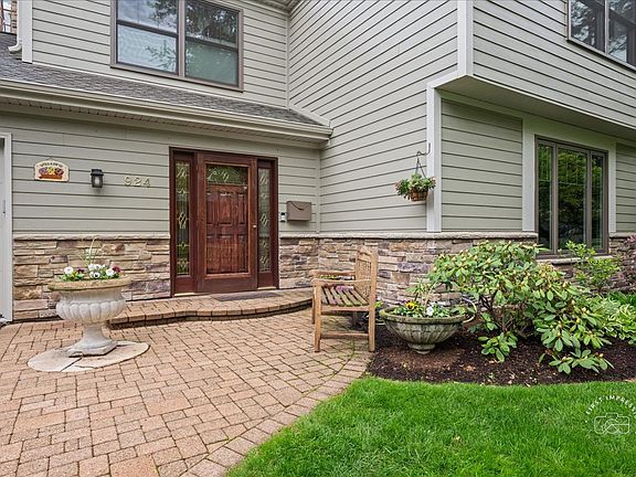 3rd image of 924 Royal Blackheath Ct