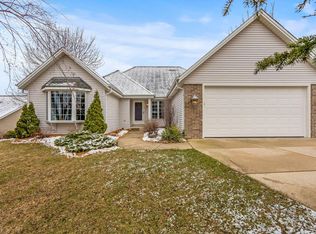 1427 Sunnyridge Rd, Pewaukee, WI 53072