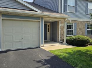 408 Woodview Cir APT B, Elgin, IL 60120