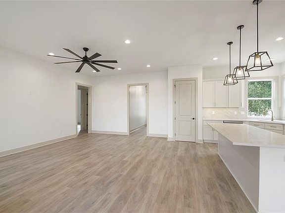3rd image of 3913 Norwood Dr