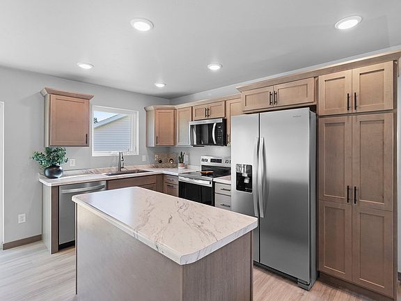 4th image of 216 Evergreen Ln
