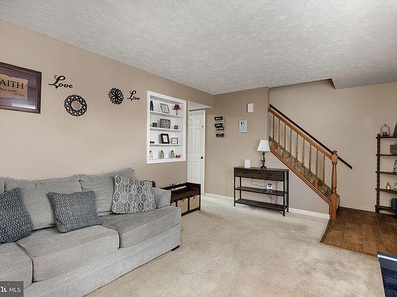 4th image of 905 Hilltop Dr