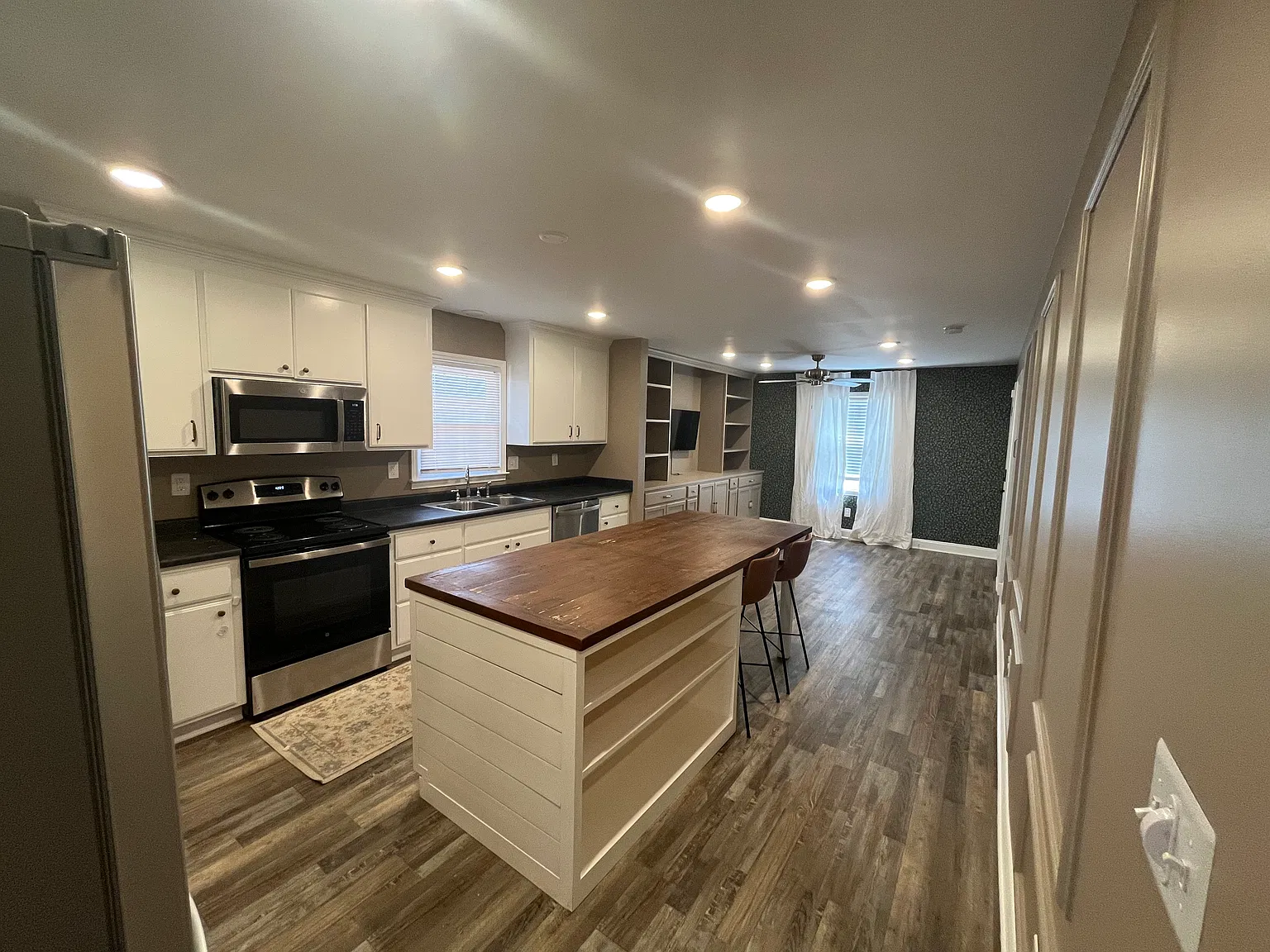 3 bed, 1043 sqft, $2,200 — Photo 4