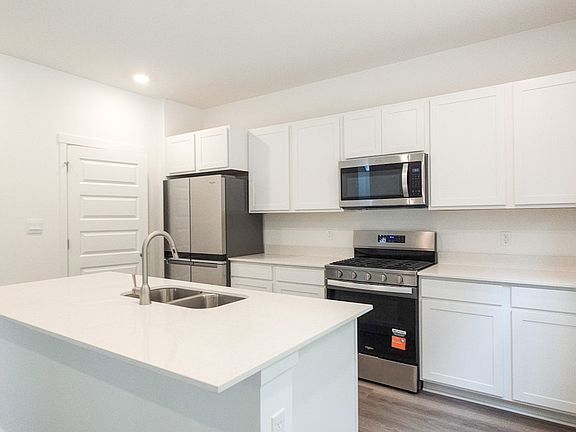 3rd image of 4215 Viceroy St