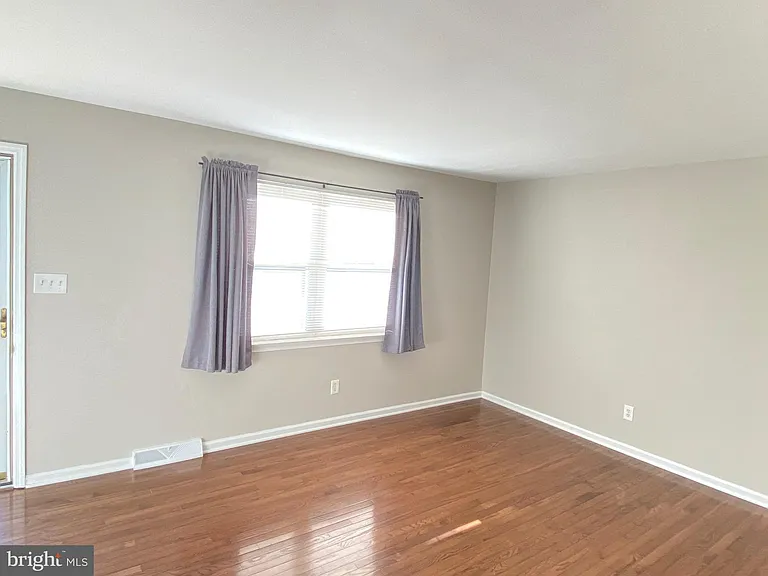 517 Grant Ave — Photo 5