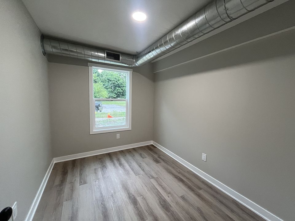 1st image of 447 Oak Ave #1