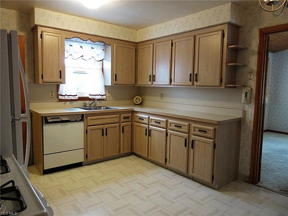 3rd image of 391 E 262nd St
