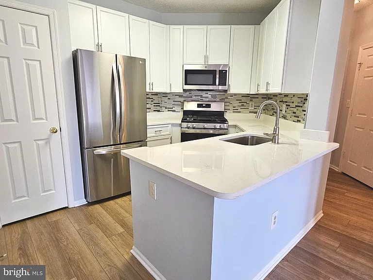 6005 Rosebud Ln #301 — Photo 4