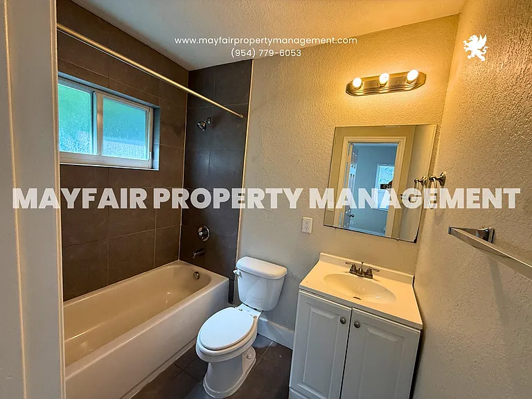 635 NE 8th Ave #4 — Photo 4