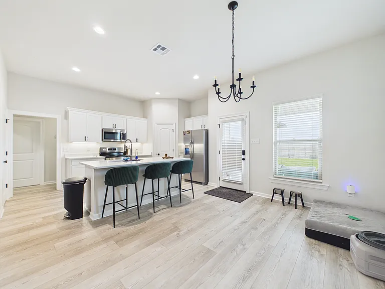 221 Tatum Ln — Photo 5