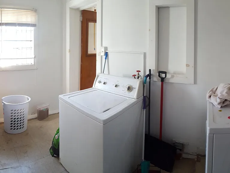 1613 Fontain St — Photo 21
