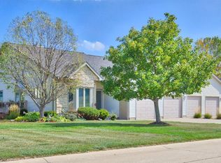 5571 Oak Hills Dr, Burlington, IA