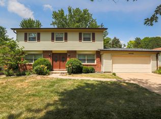 15723 Hill House Rd, Chesterfield, MO 63017