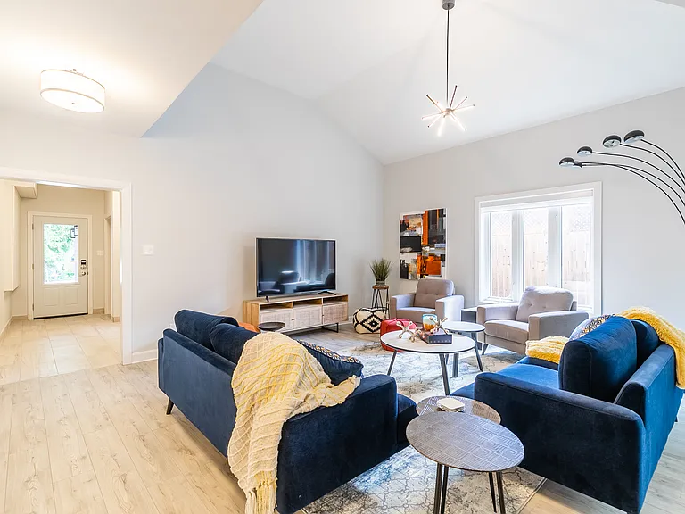 240 Blackburn Ave — Photo 43