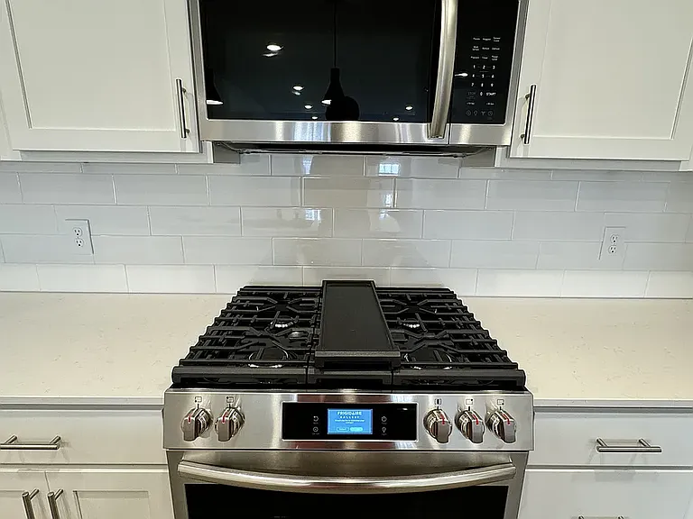 Lower level - Kitchen with built-in appliances