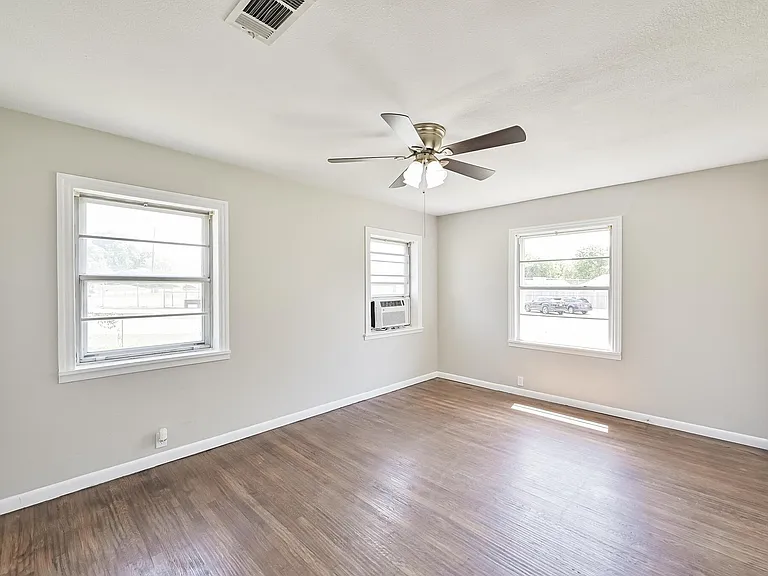 1501 Greenbrier Dr — Photo 8