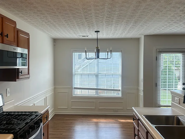 2065 Manhattan Pkwy — Photo 7